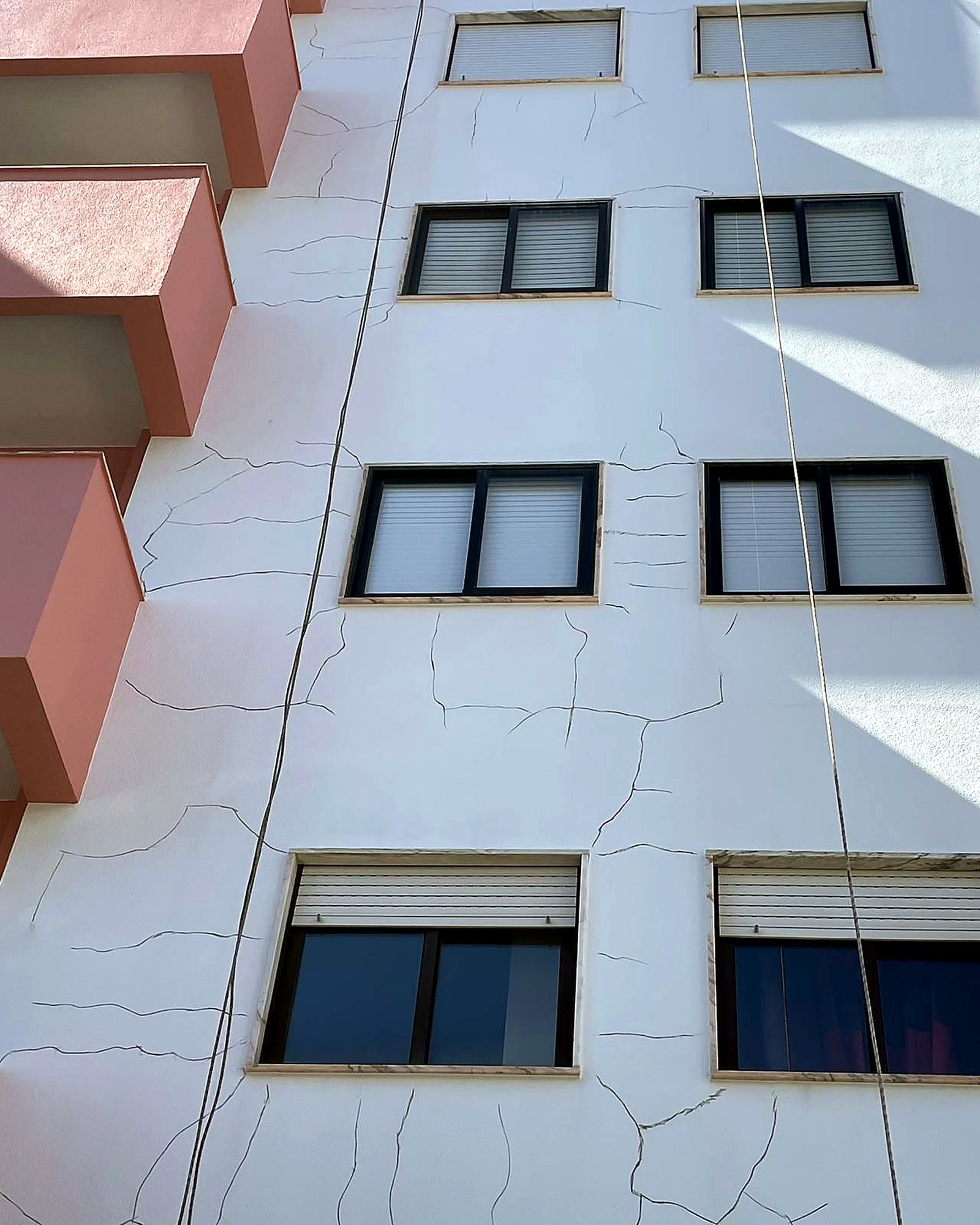 Reparação de fissuras em fachada — trabalhos em altura