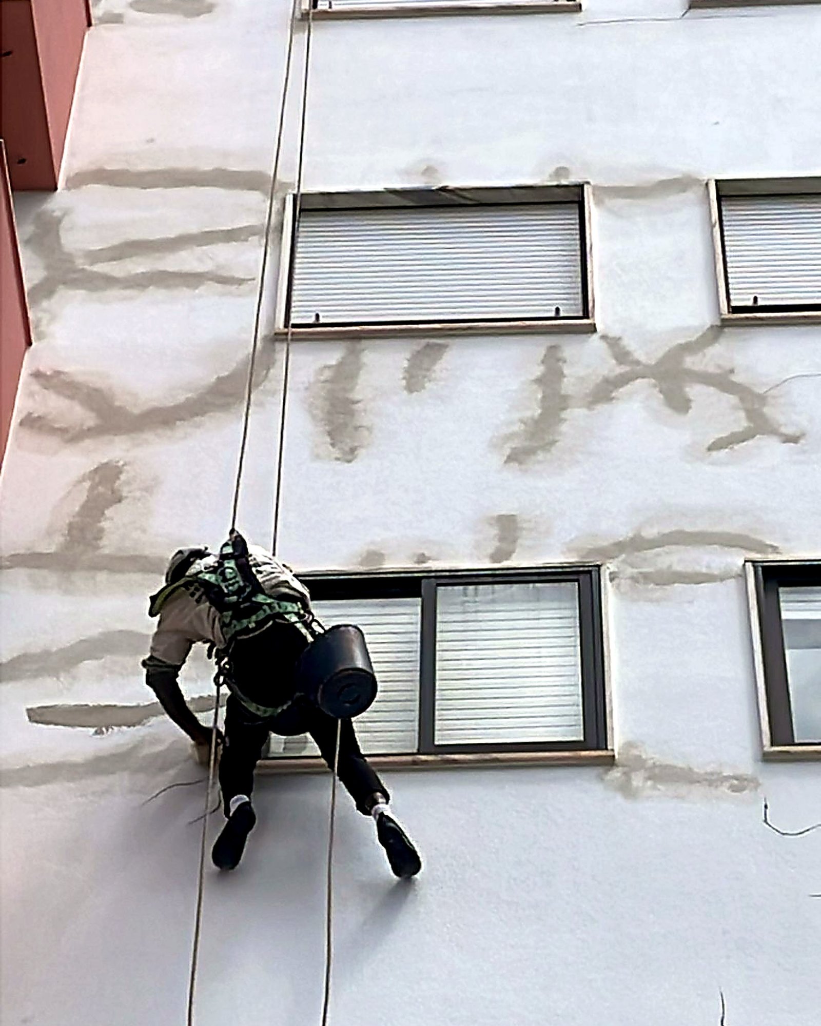 Reparação de fachada com técnicas de alpinismo industrial