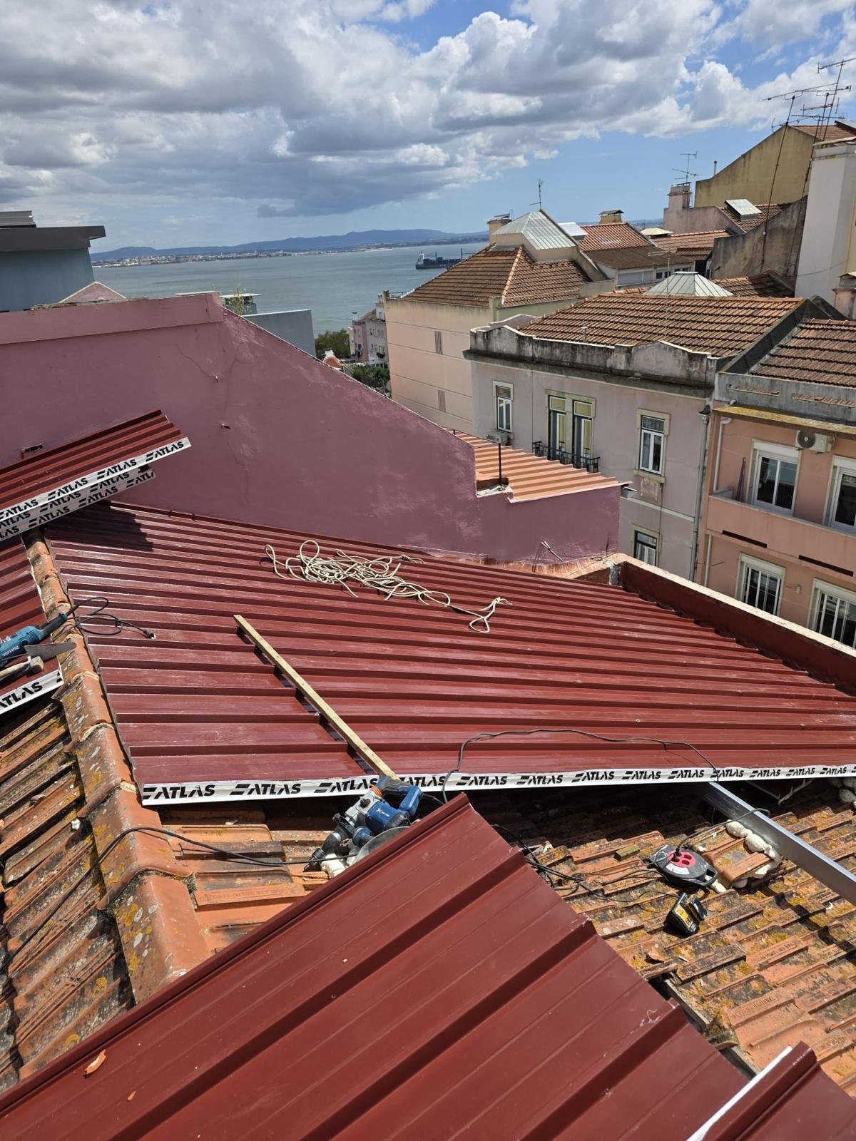 Obra de telhado em execução — vista geral