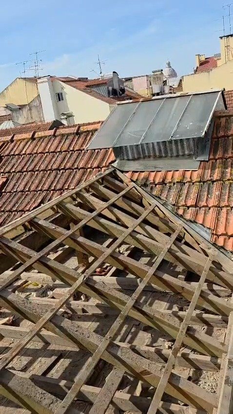 Reparação estrutural de telhado em curso
