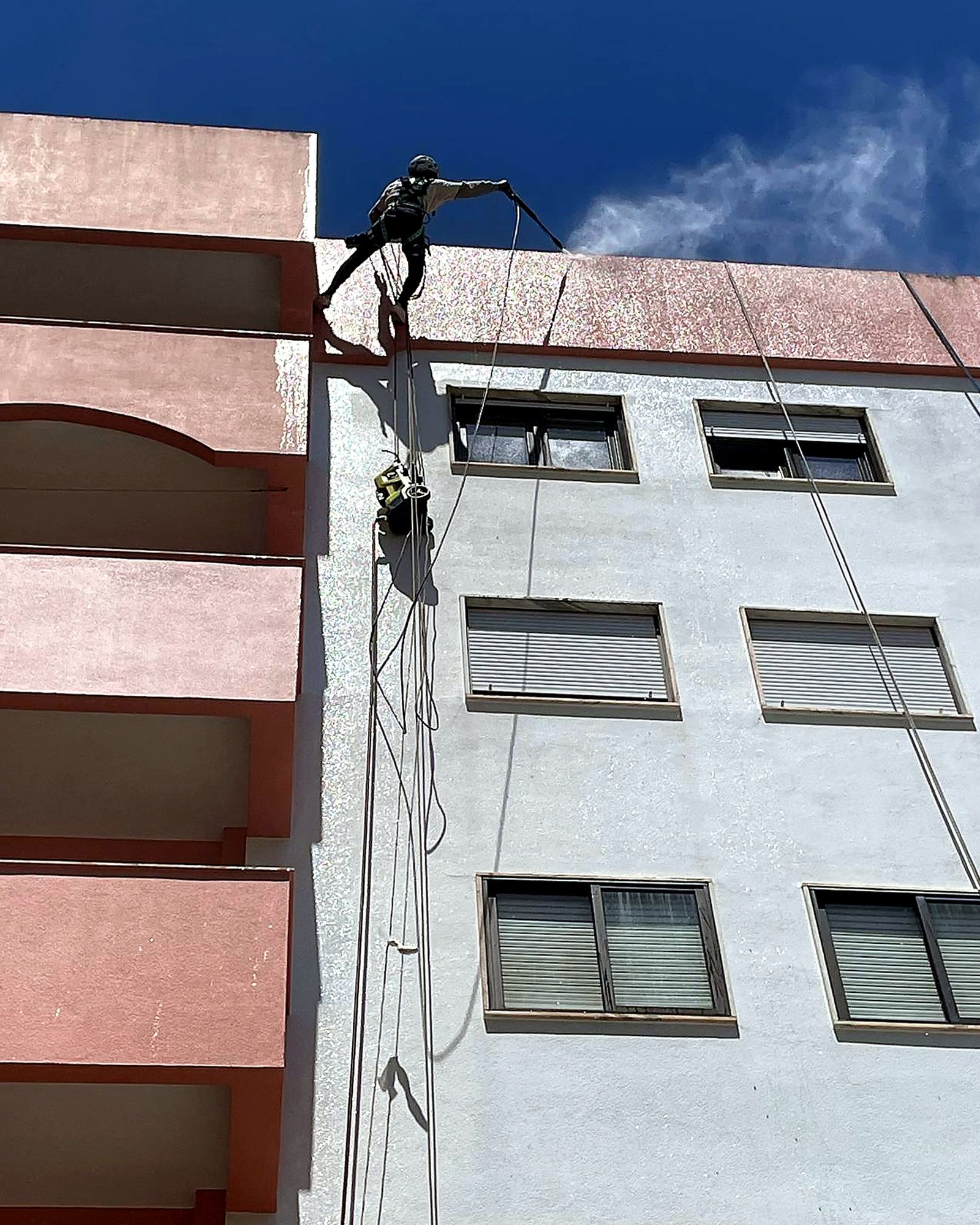 Lavagem de fachada no topo com acesso por corda