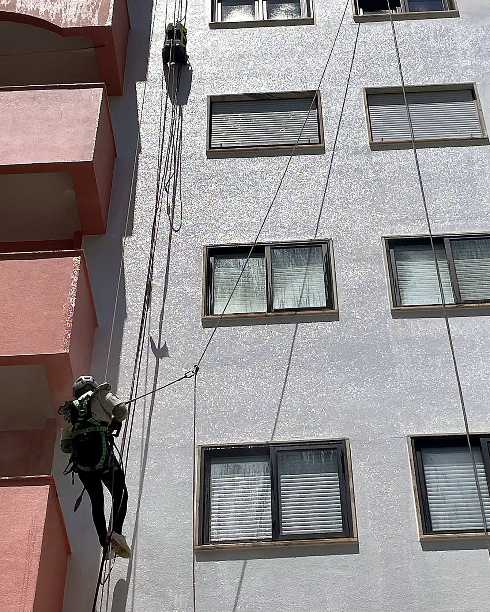 Intervenção em rapel em fachada de edifício