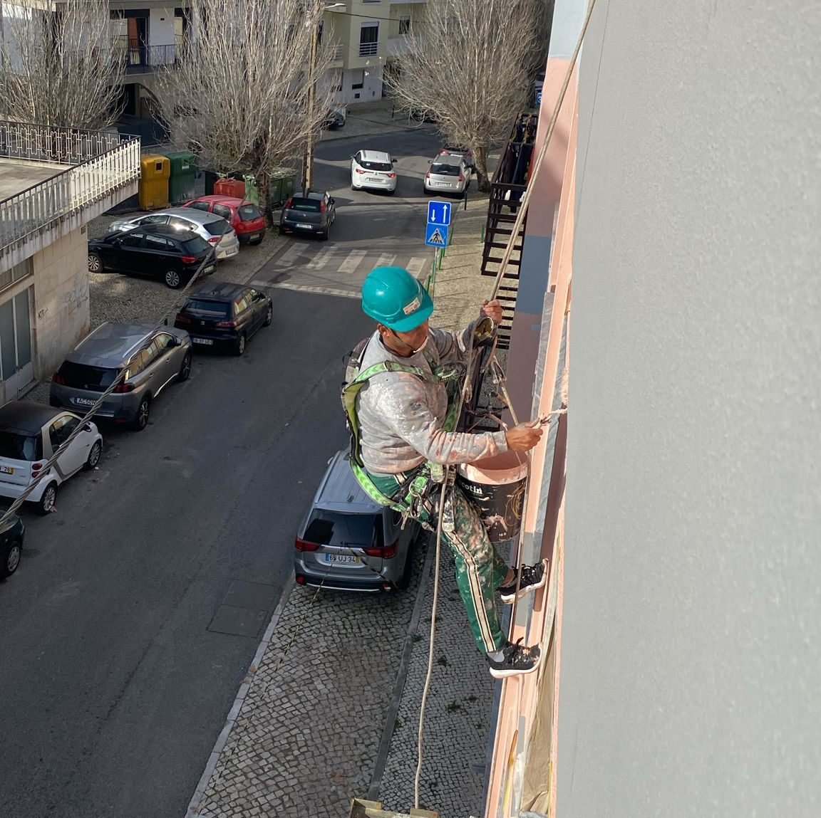 Intervenção em fachada com acesso por corda